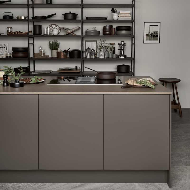 Line er en stilren kjøkkenmodell med et stort designregister. De slette MDF-frontene kan males i alle Sigdals standardfarger, eller valgfri NCS-farge mot et pristillegg.