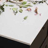 Ramsvik svarbets - Köksö  från Marbodal med bänkskivor i  tre olika material. Kvartkomposit med en centrerad del i rostfritt samt en nedsänkt huggkubbe.