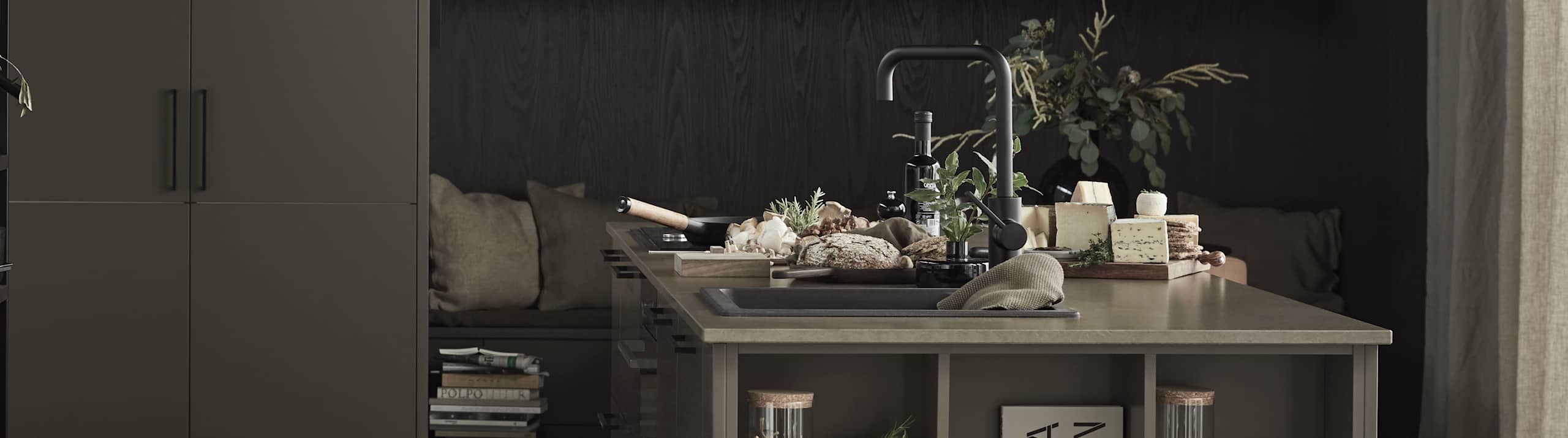 Line er en stilren kjøkkenmodell med et stort designregister. De slette MDF-frontene kan males i alle Sigdals standardfarger, eller valgfri NCS-farge mot et pristillegg.