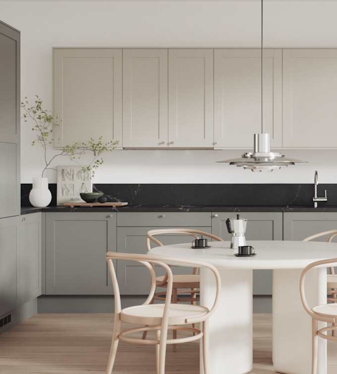 Mellomgrå kjøkken i shakerstil, front med ramtre og slett fylling som passar både tradisjonell og moderne stil, med krom knotter, sort marmor benkeplate og hvite øverskap, lys tre bord og stoler.