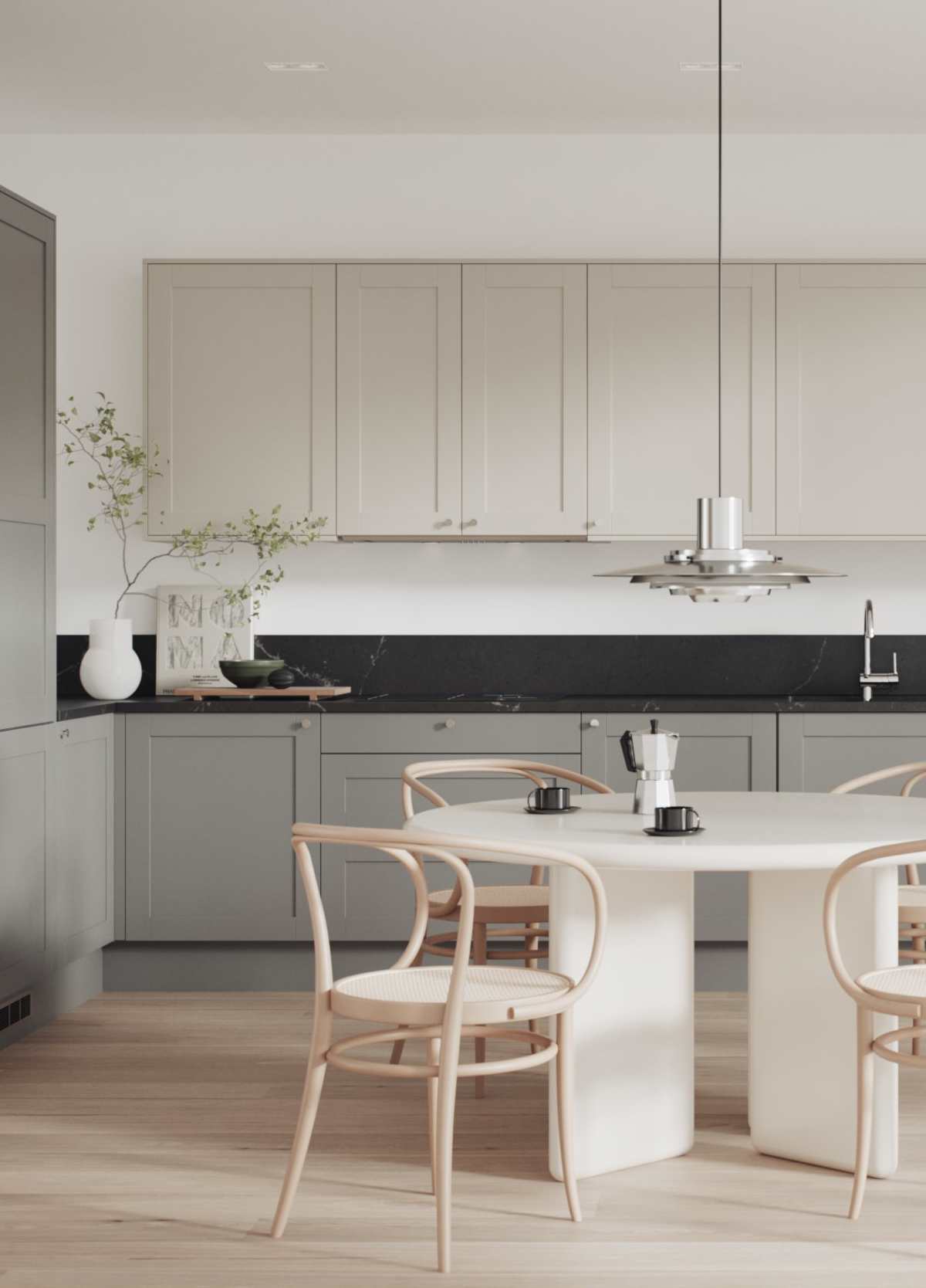 Mellomgrå kjøkken i shakerstil, front med ramtre og slett fylling som passar både tradisjonell og moderne stil, med krom knotter, sort marmor benkeplate og hvite øverskap, lys tre bord og stoler.