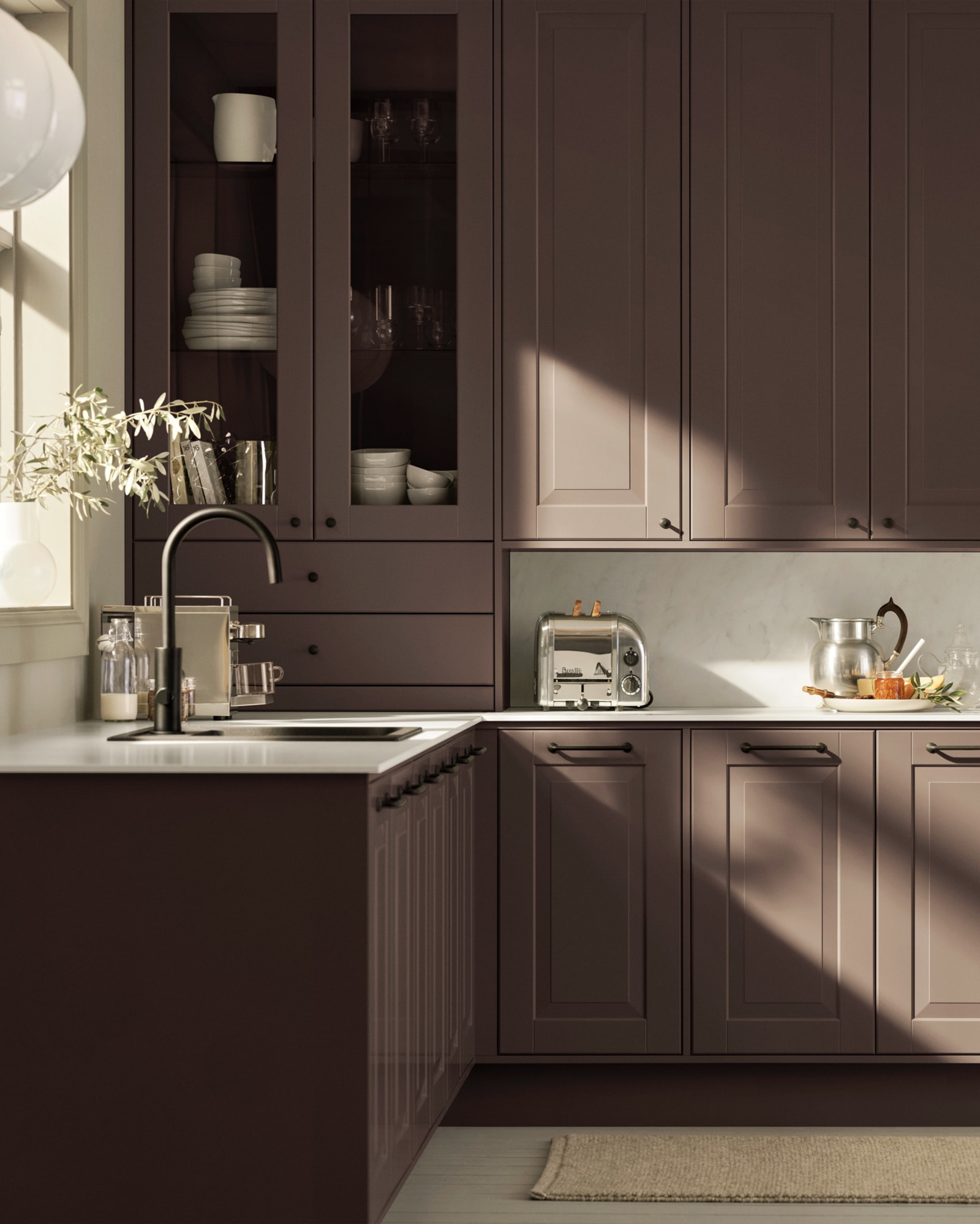 Eksklusivt tradisjonskjøkken med herskapelig preg. Klassiske speilfronter med fylling og markerte profilspor som gir dybdevirkning og skyggespill. Herregaard leveres med fronter i MDF eller eik.