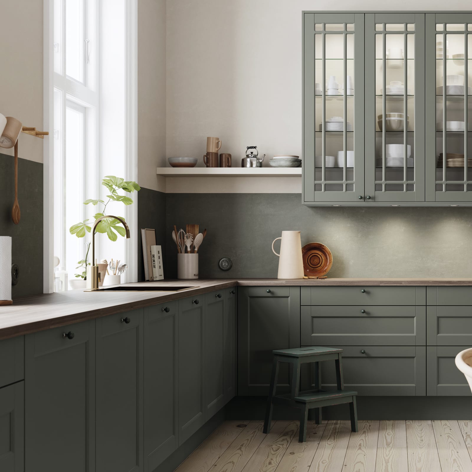 Grønn kjøkken med speilfronter, benkeplate i tre og sorte knotter, vitrinedører med sprosser