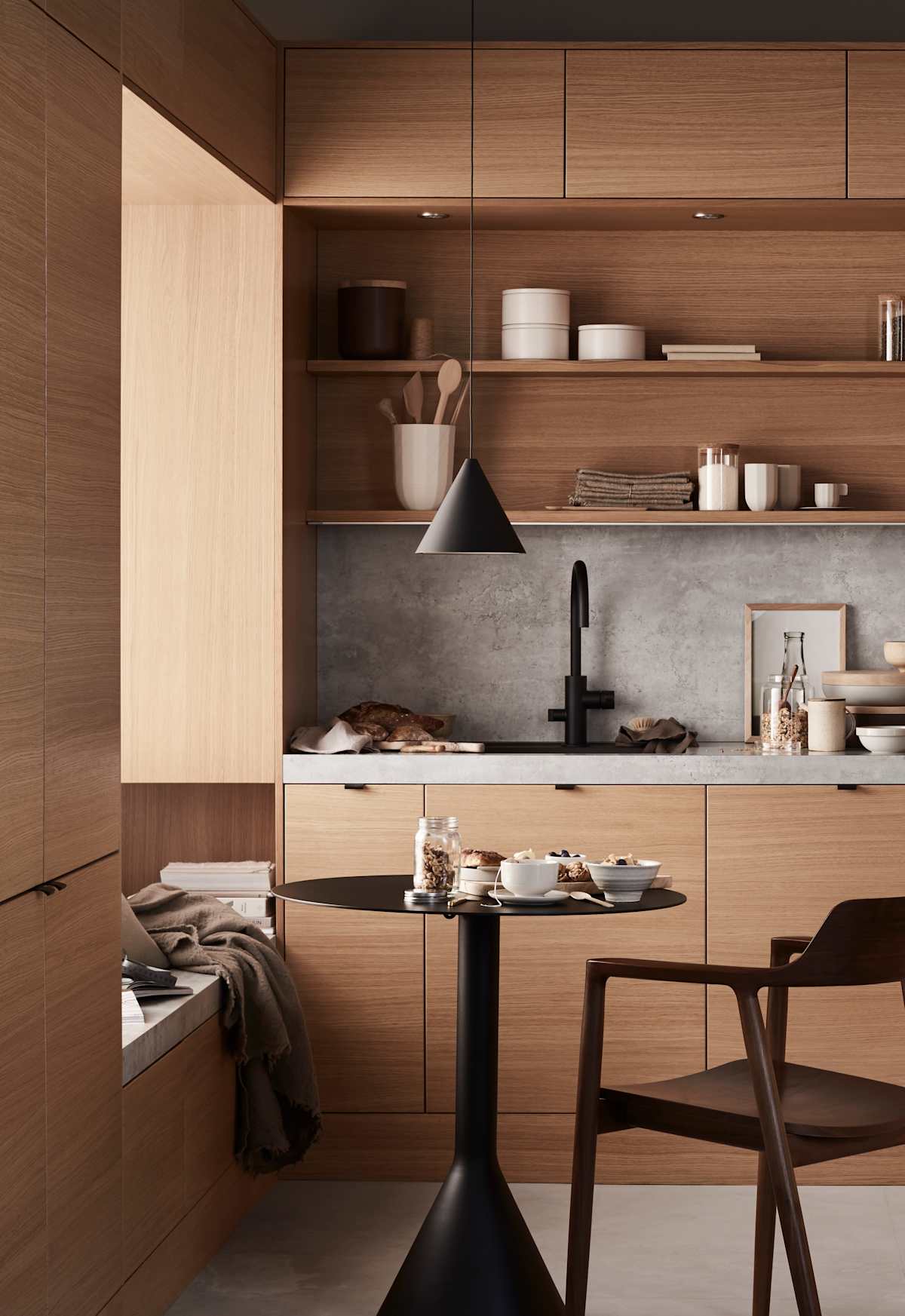 Elegant og moderne eikekjøkken. Slette fronter i eikefinér med integrert kantlist i eik som markerer kjøkkenets linjer og komposisjon.