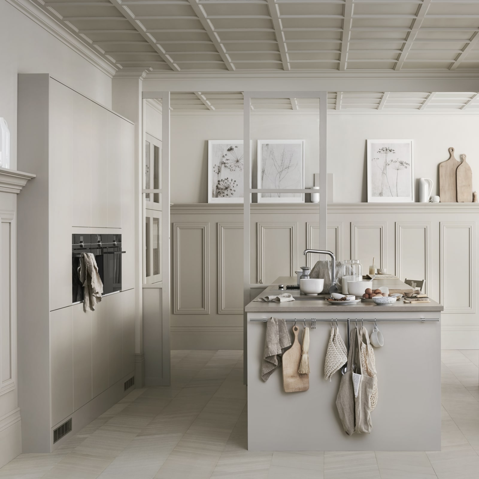 Et helhetlig bilde av det moderne beige kjøkkenet Line fra Sigdal med glatte dører i fargen Korn