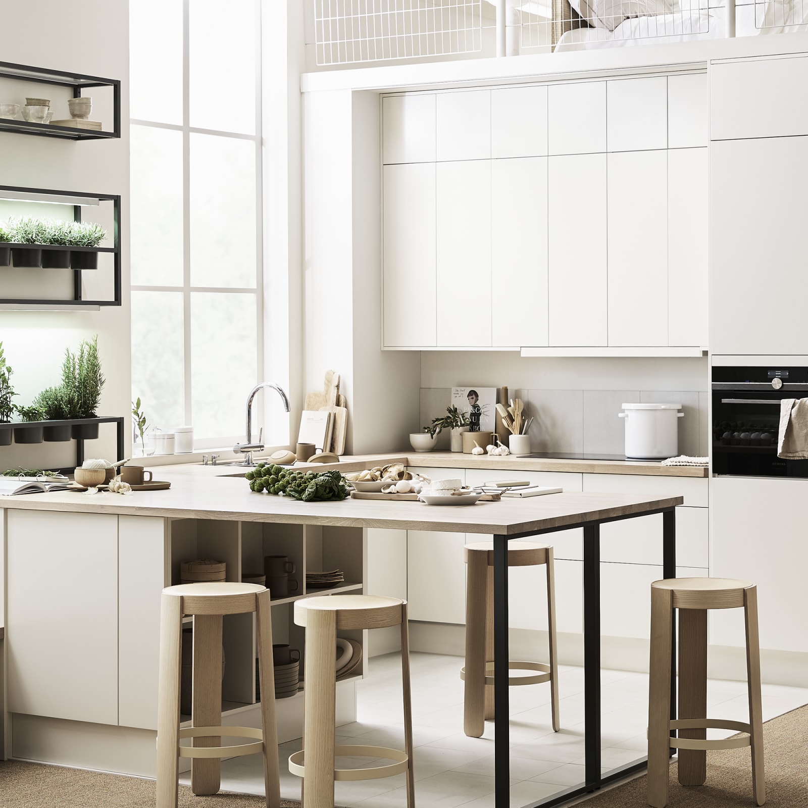 Marbodal  Arkitekt plus Frost  - Kök byggt på höjden för att skapa stor plats i ett litet rum. Stor köksö med förvaring, väl tilltagen arbetsyta och bardel.