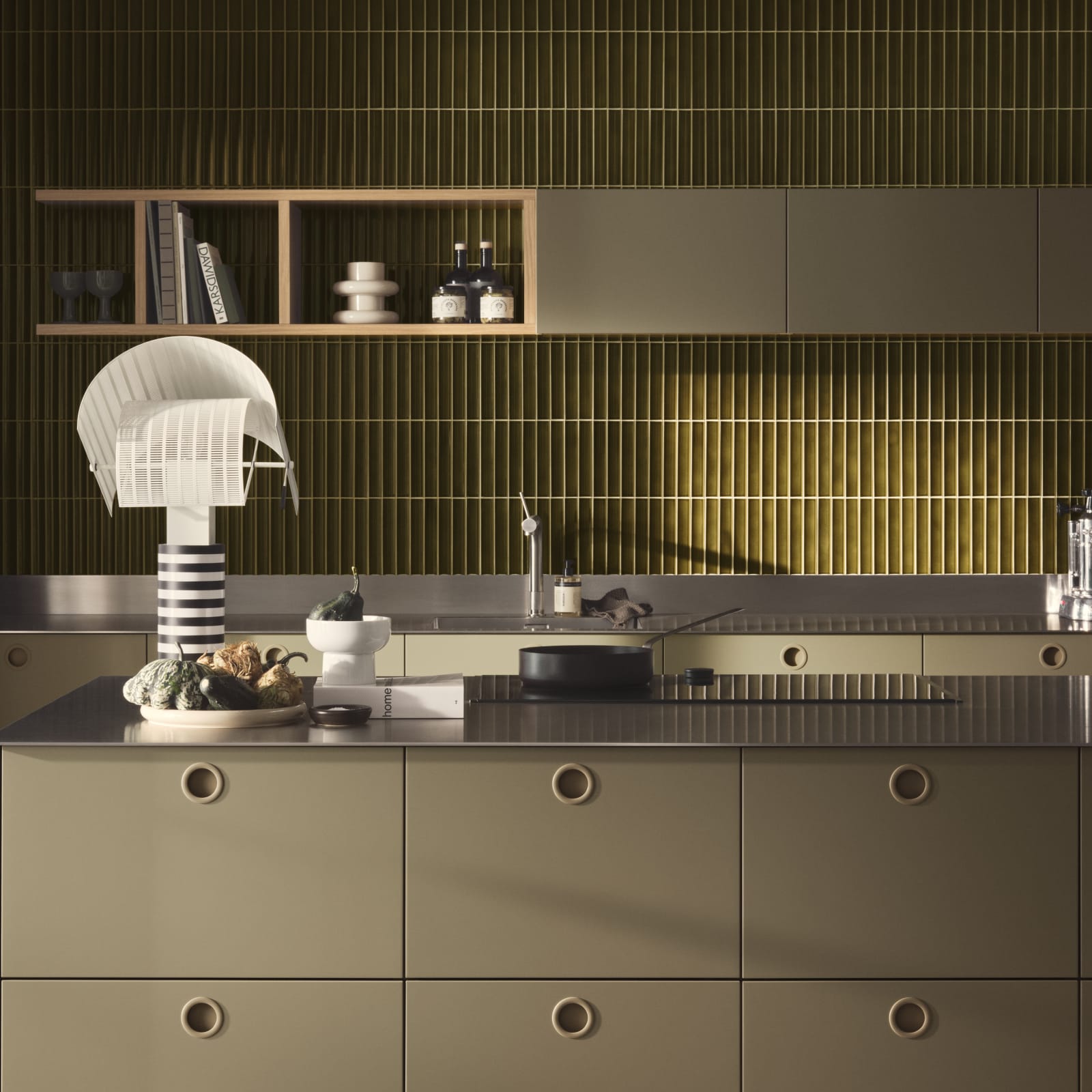 Jubilæumskøkken fra INVITA med grønne skaber inspireret av 1970'erne og grønne fliser