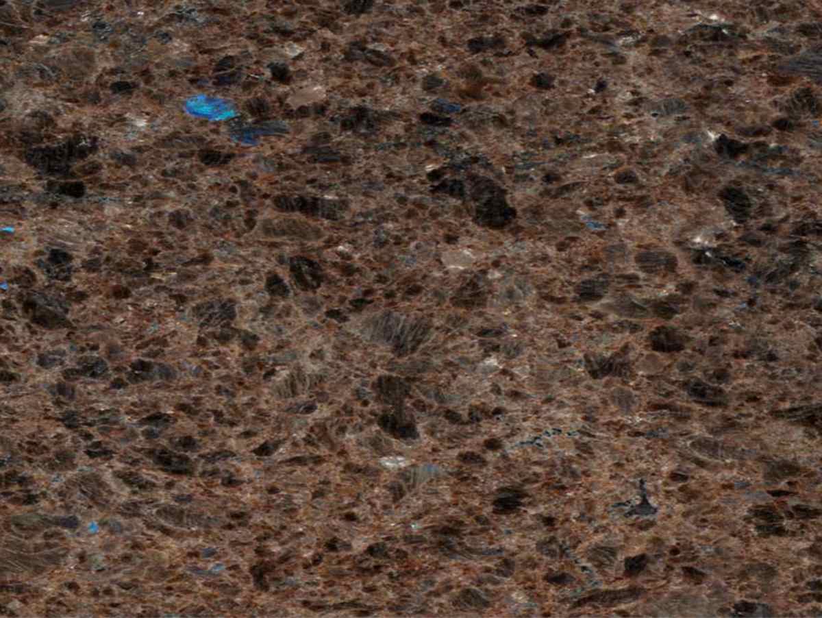 Naturstein er naturens eget produkt som gjør at det vil kunne være avvik fra prøver og bilder til faktisk leverte benkeplater. Materialet er slitesterkt og tåler røff behandling. En steinplate trenger lite vedlikehold, men platen bør tilføres fett for å hindre nedtrengning av forskjellige former for fett og smuss. En benkeplate i naturstein løfter kjøkkenet og gir det et eksklusivt og elegant preg.