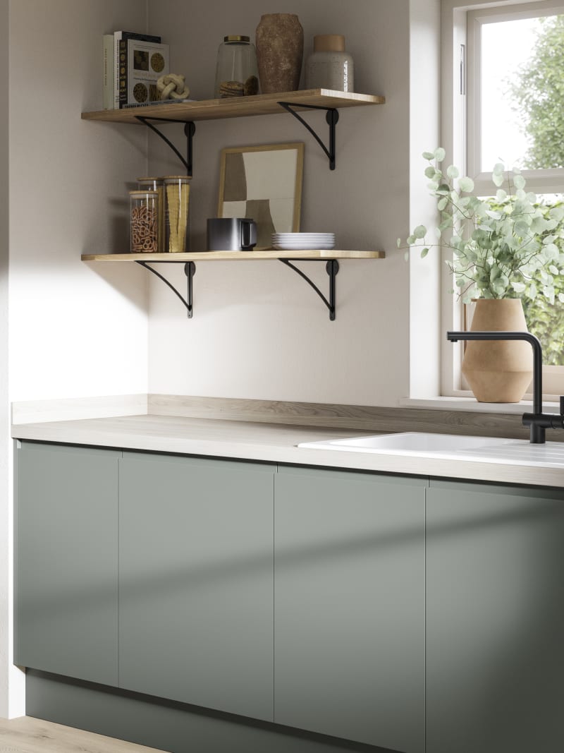 Minimalist kitchen design Luna in a green shade. Its integrated handle gives any kitchen a beautiful, sleek finish.