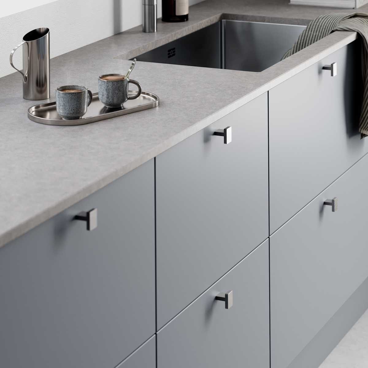 Mat og silkeblødt laminatkøkken Cover i Soft laminat med køkkenø fra INVITA med et seamless udtryck i farve Blåler