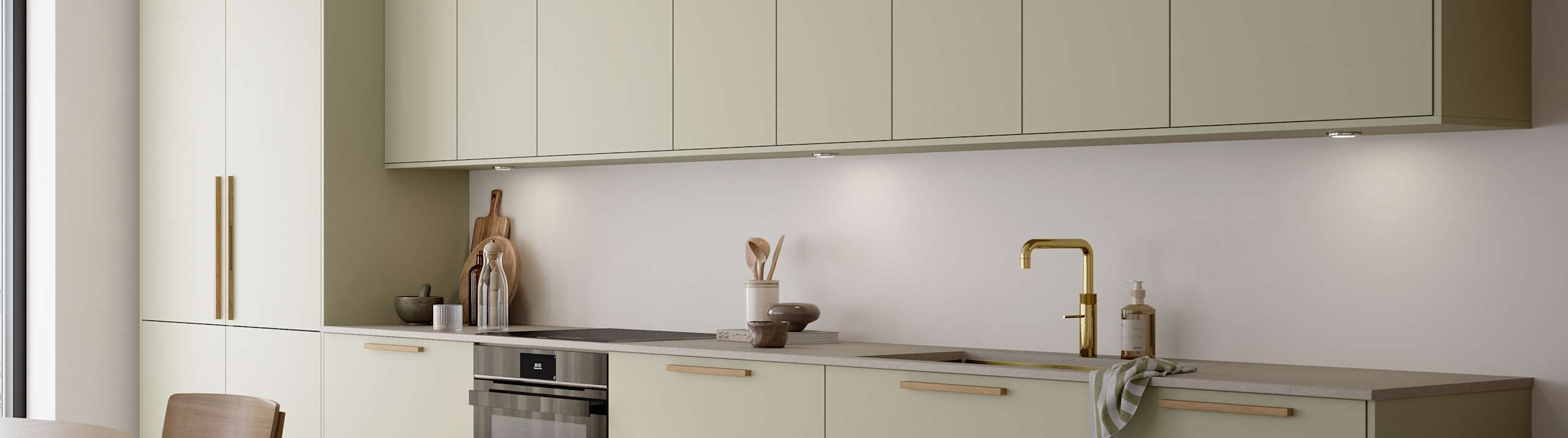 Mat og silkeblødt laminatkøkken Cover i Soft laminat med køkkenø fra INVITA med et seamless udtryck i farve Mos