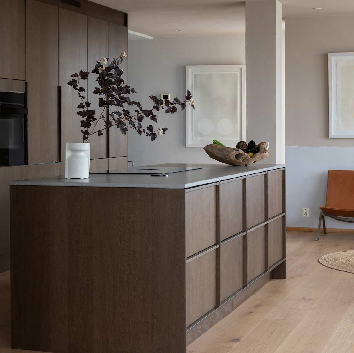 Køkkenø i brun egetræsfiner køkkenet Forever oak med matchende tre håndtag fra INVITA og beige højskabe Athena Sand