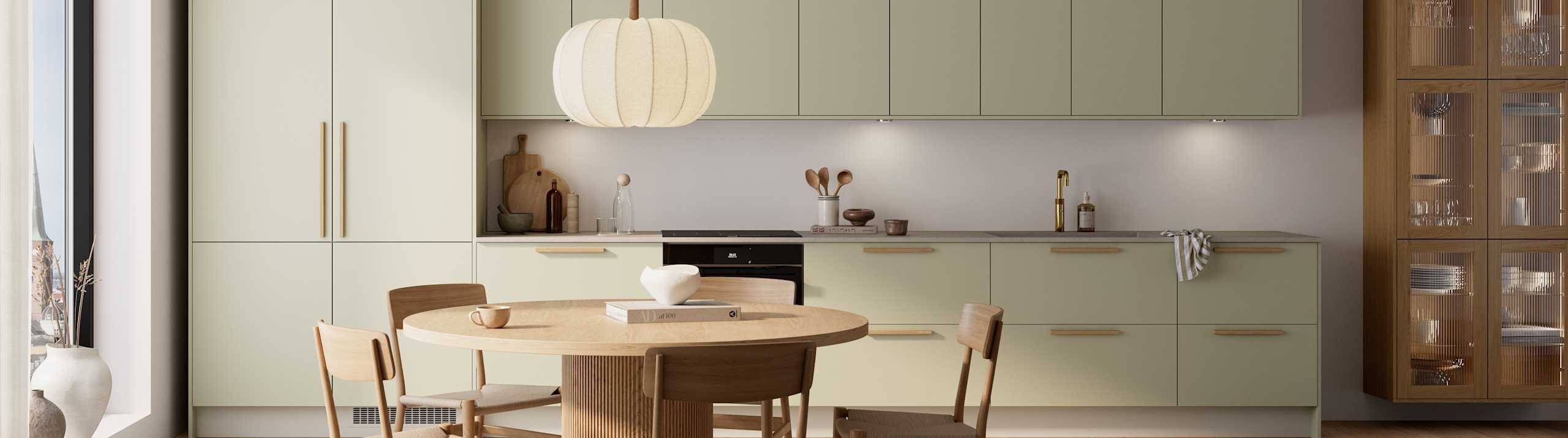 Mat og silkeblødt laminatkøkken Cover i Soft laminat med køkkenø fra INVITA med et seamless udtryck i farve Mos, vitrineskabe