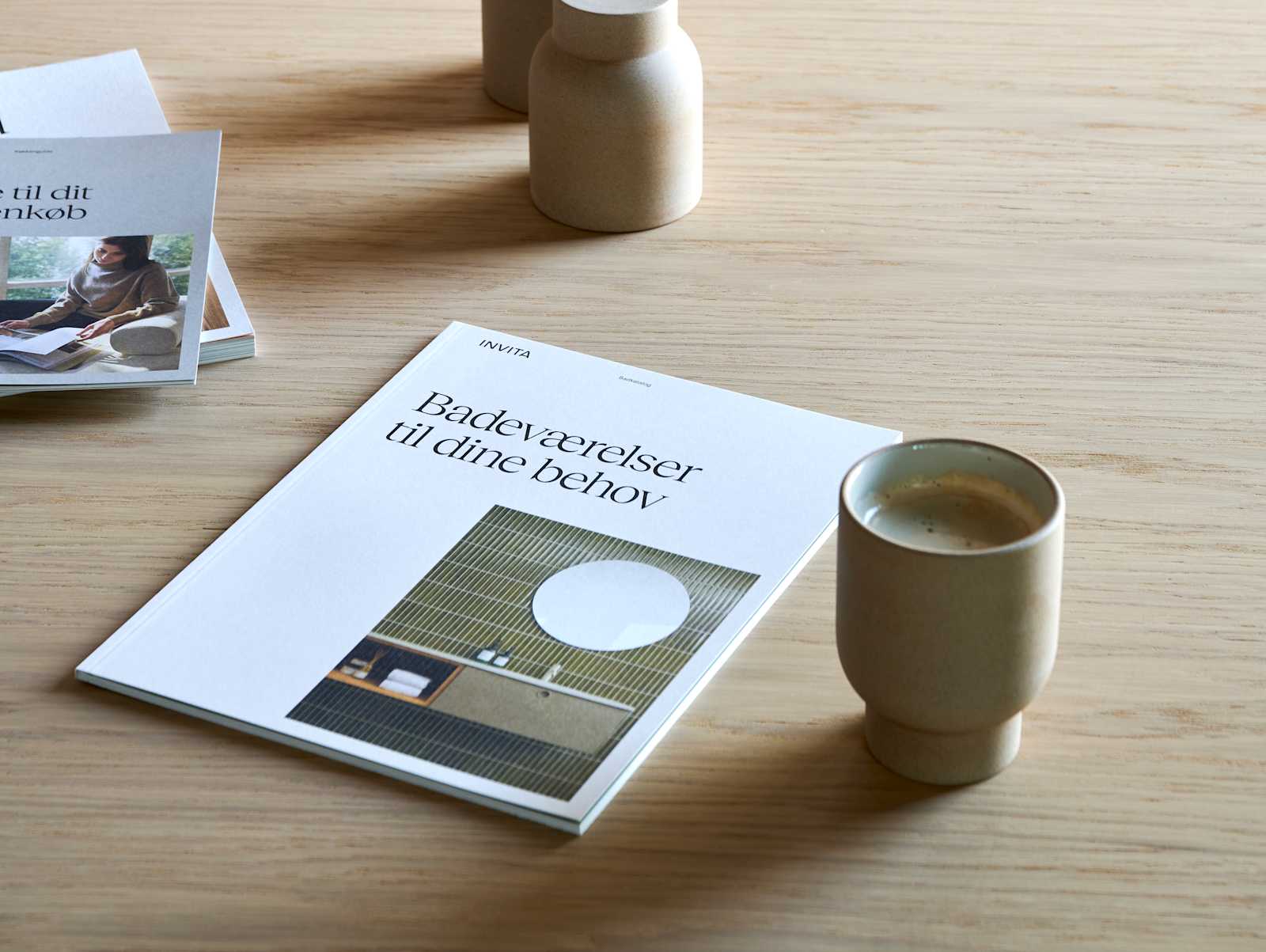 Katalog fra INVITA og kaffekop på bordet