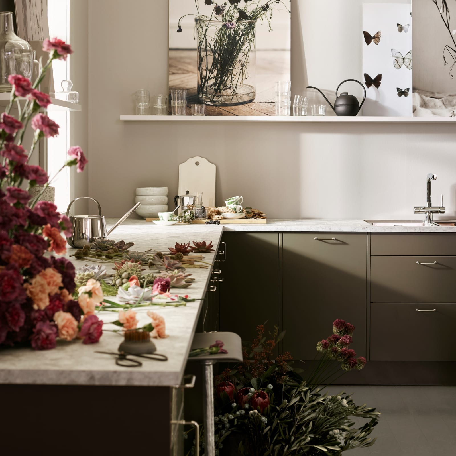 Sigdals Inframekonsept, med dører og skuffer som ligger innrammet, gir innredningen et flott, plassbygd preg. Line kan fås med innramming i foliert MDF i samme farge.