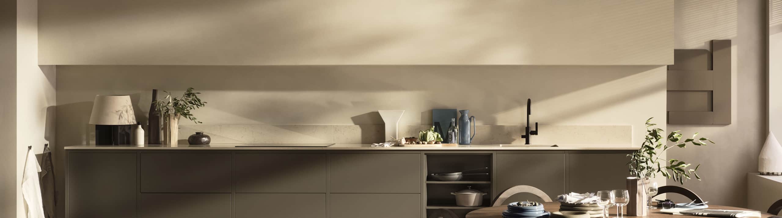 Varm minimalisme hele rummet