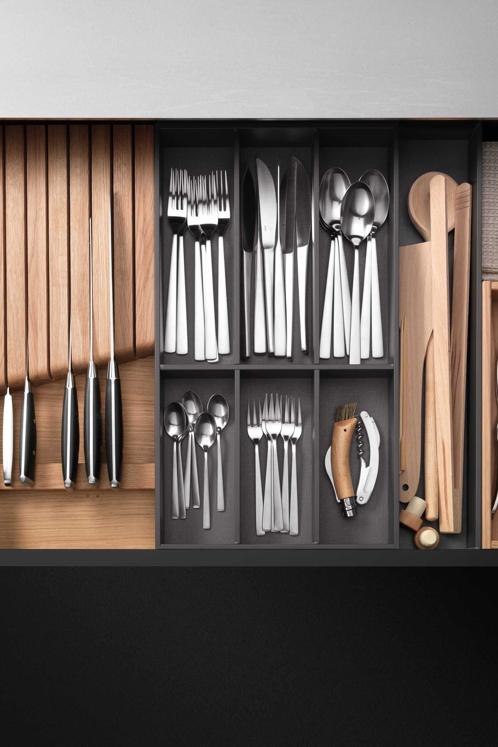 Öppen kökslåda med inreden i ek