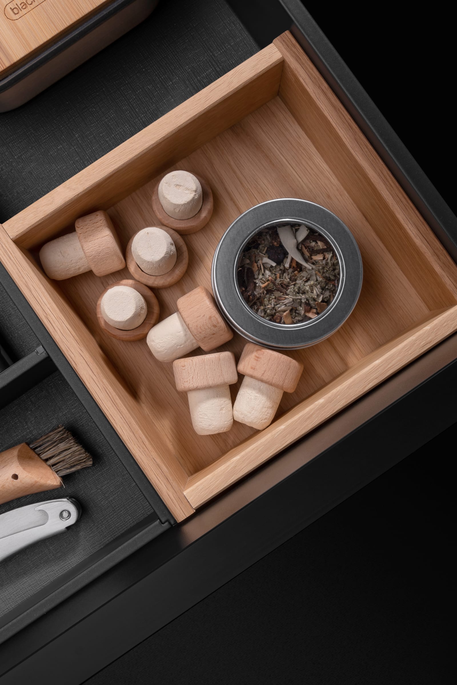 Öppen kökslåda med inreden i ek