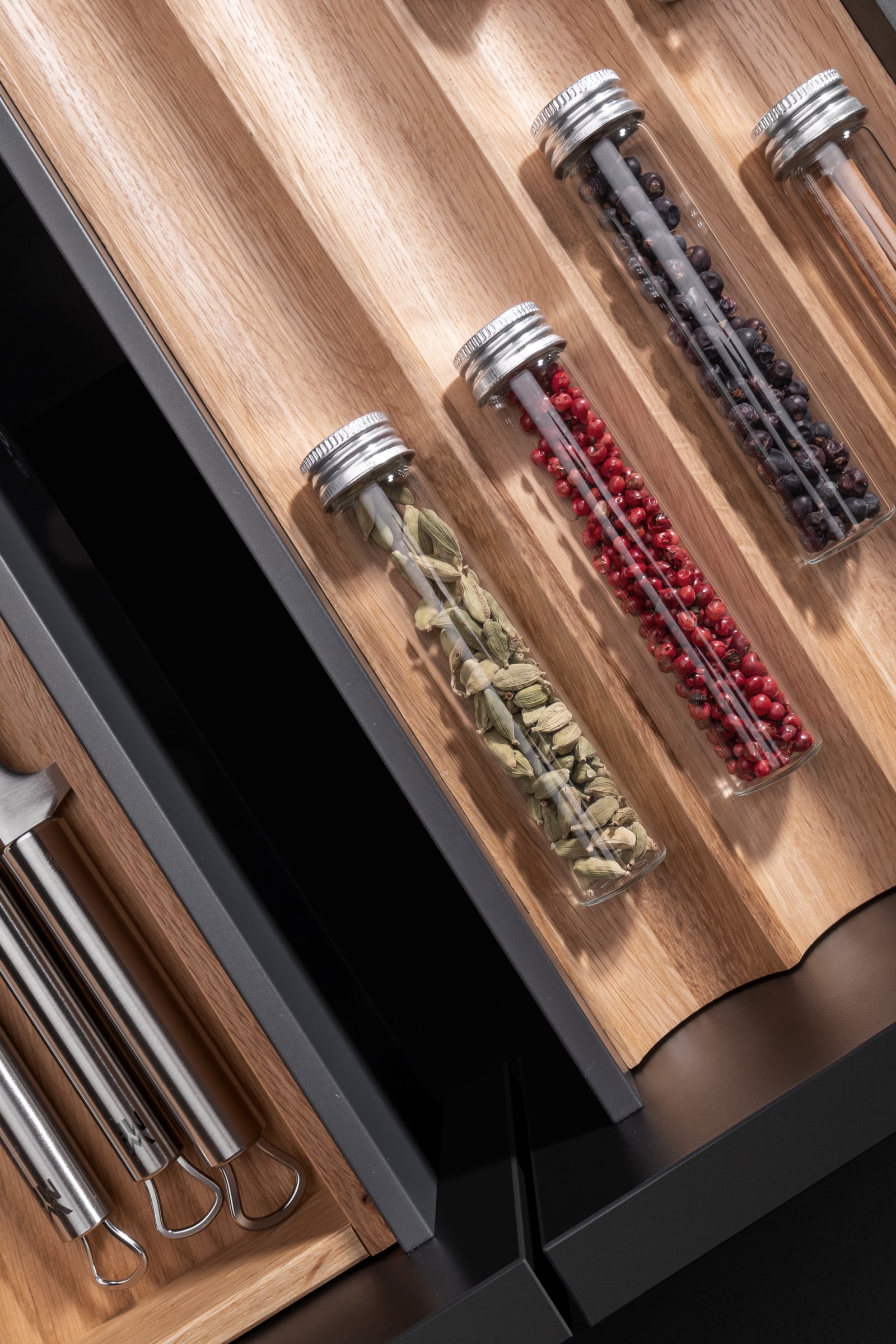 Öppen kökslåda med inreden i ek