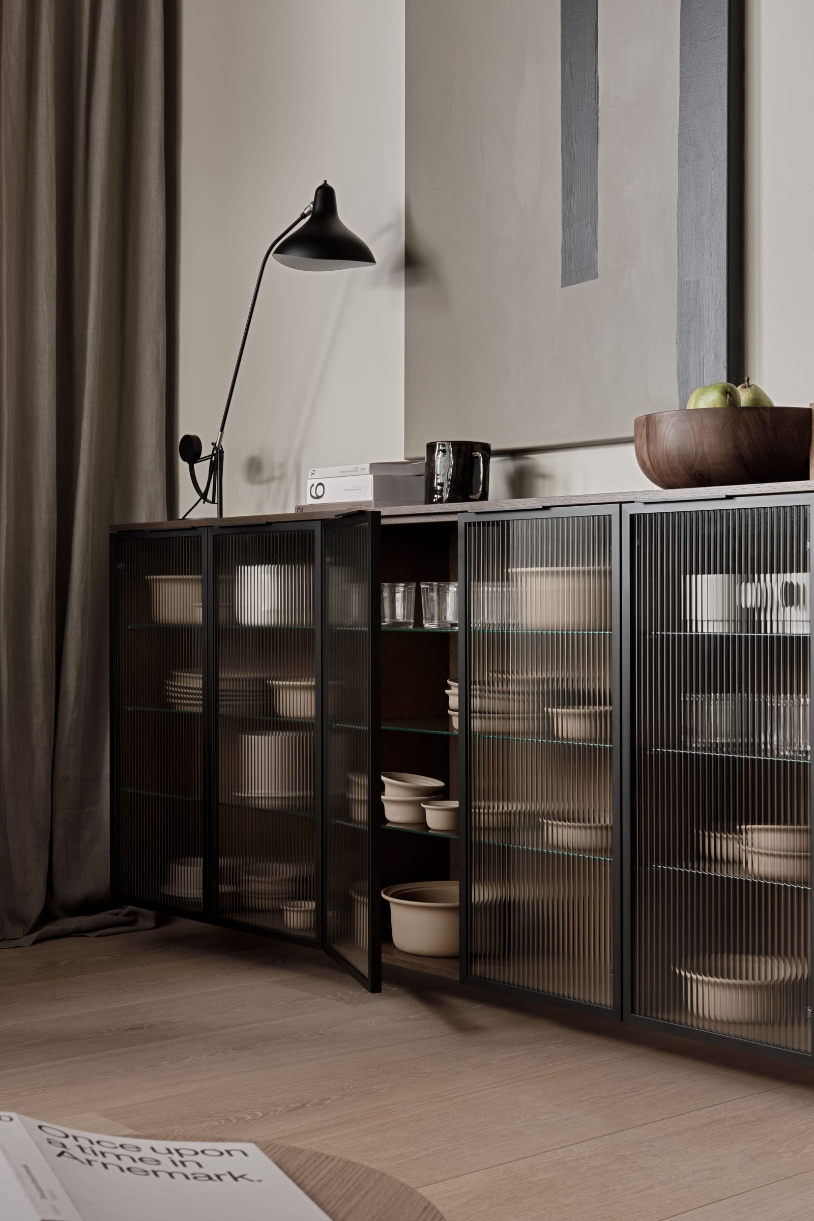 Forever Oak vitrineskab som skænk, med riflede glas med en tynd, sort aluminiumsramme