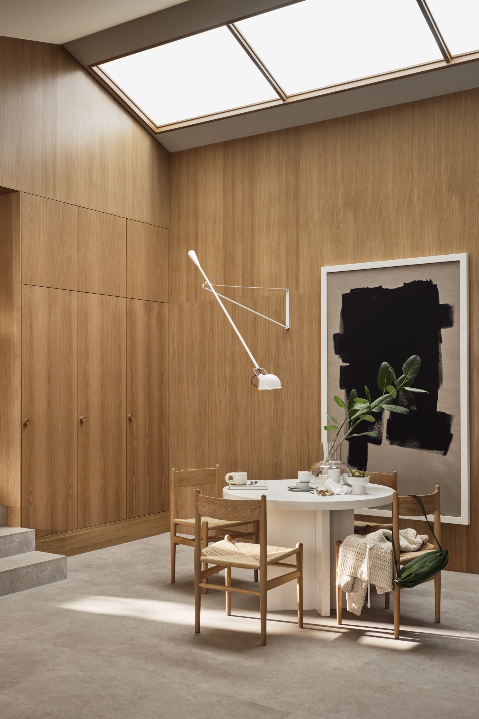 Jubilæumskøkken fra INVITA med elegant træfinér eg, matchende vægpanel og skaber inspireret av 1970'erne, hvid bord med stoler i tre