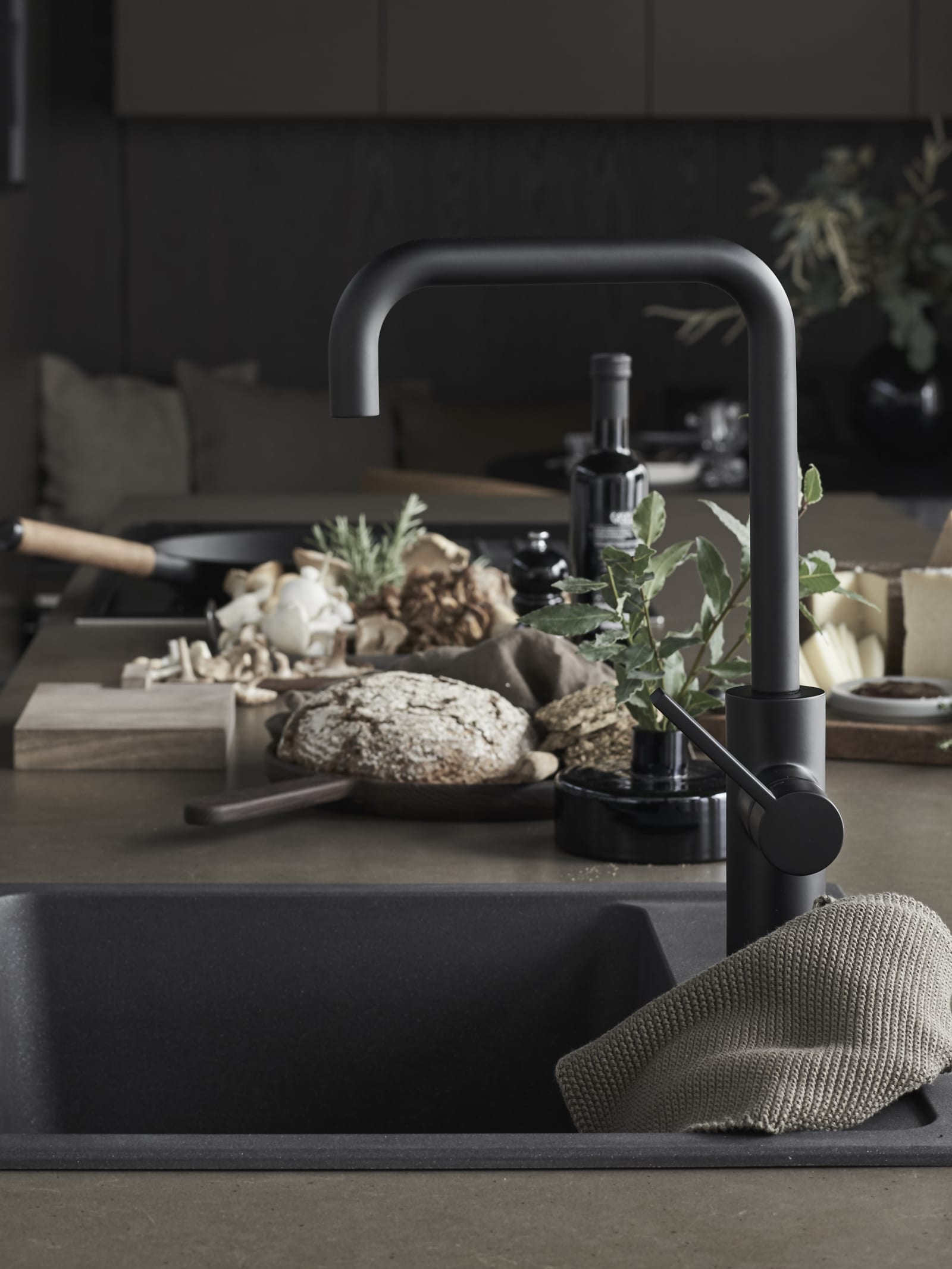 Line er en stilren kjøkkenmodell med et stort designregister. De slette MDF-frontene kan males i alle Sigdals standardfarger, eller valgfri NCS-farge mot et pristillegg.