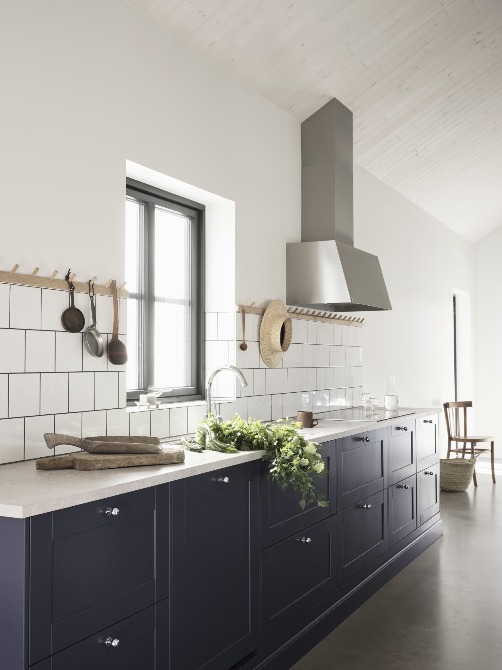 Blått kök i lantlig västkuststil Form Hav från Marbodal med bänkskiva Laminat Delaware Stone