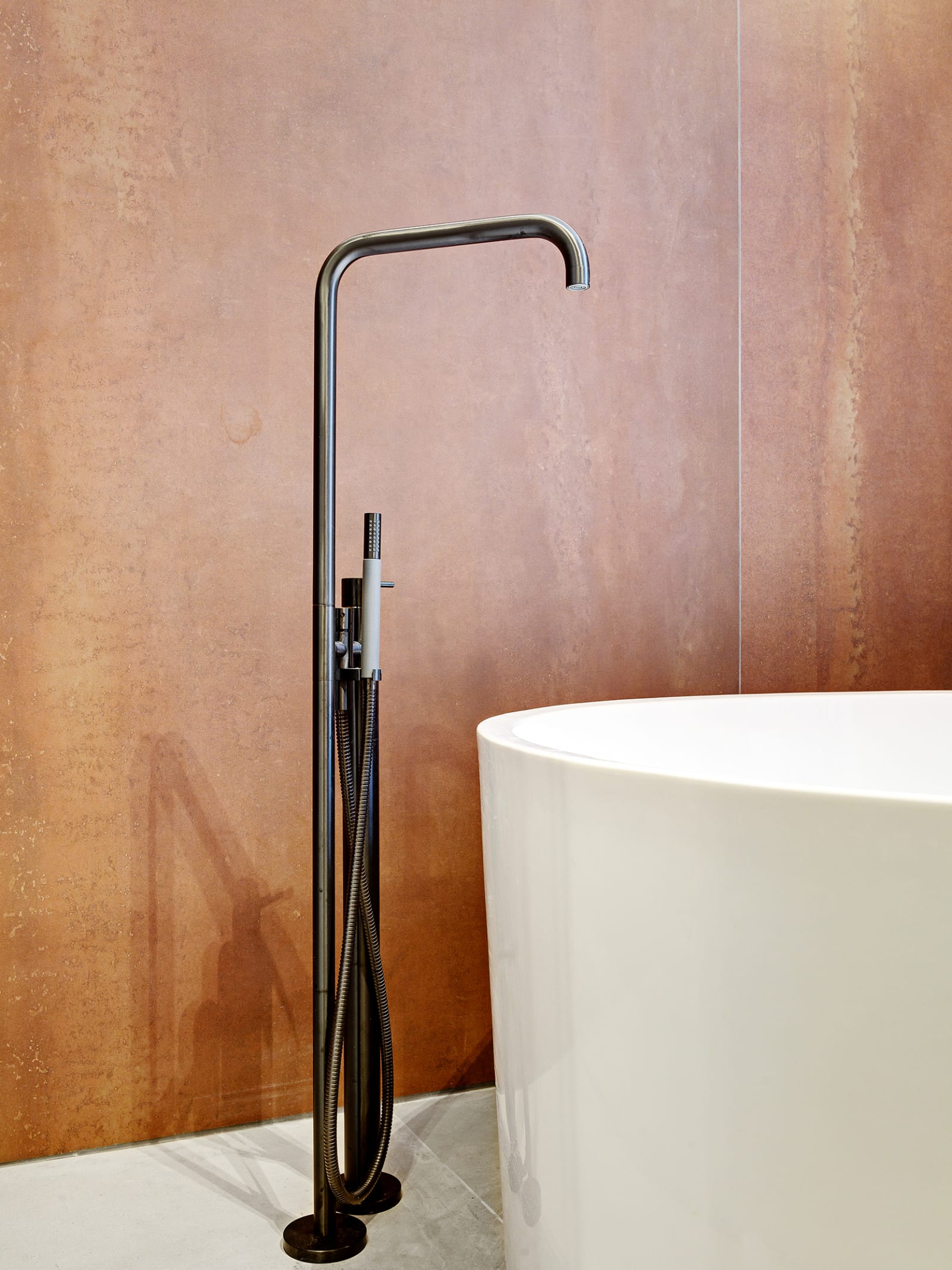 Bathtub with free-standing vola fitting