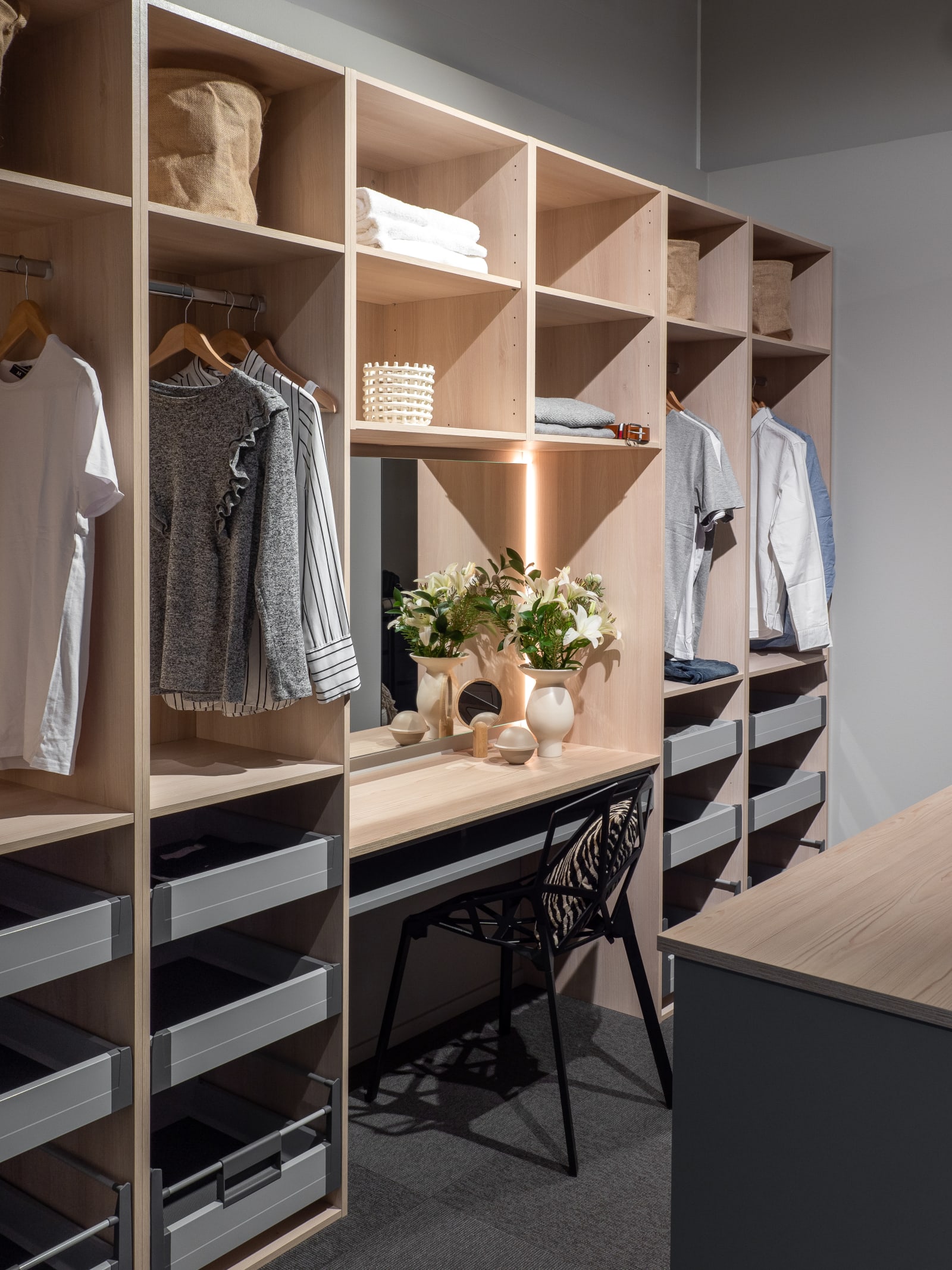 sis laminaattitasot (608) ja valopeilin