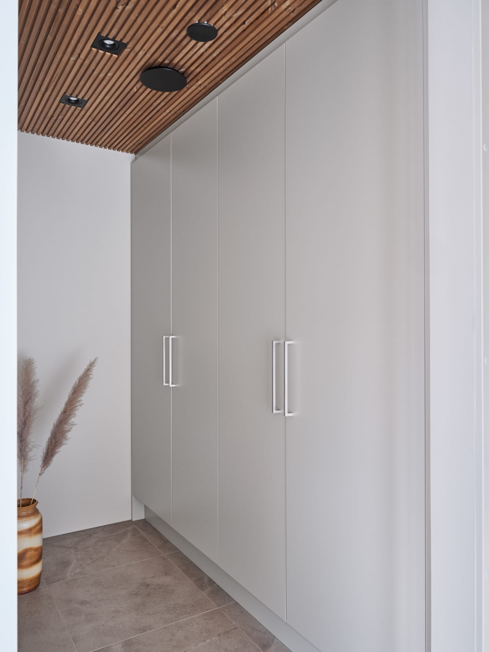 ovimalleina melamiini värissä Hiekka ja vetiminä keittiön kylmälaitteiden tapaan teräksen väriset vetimet SK25.