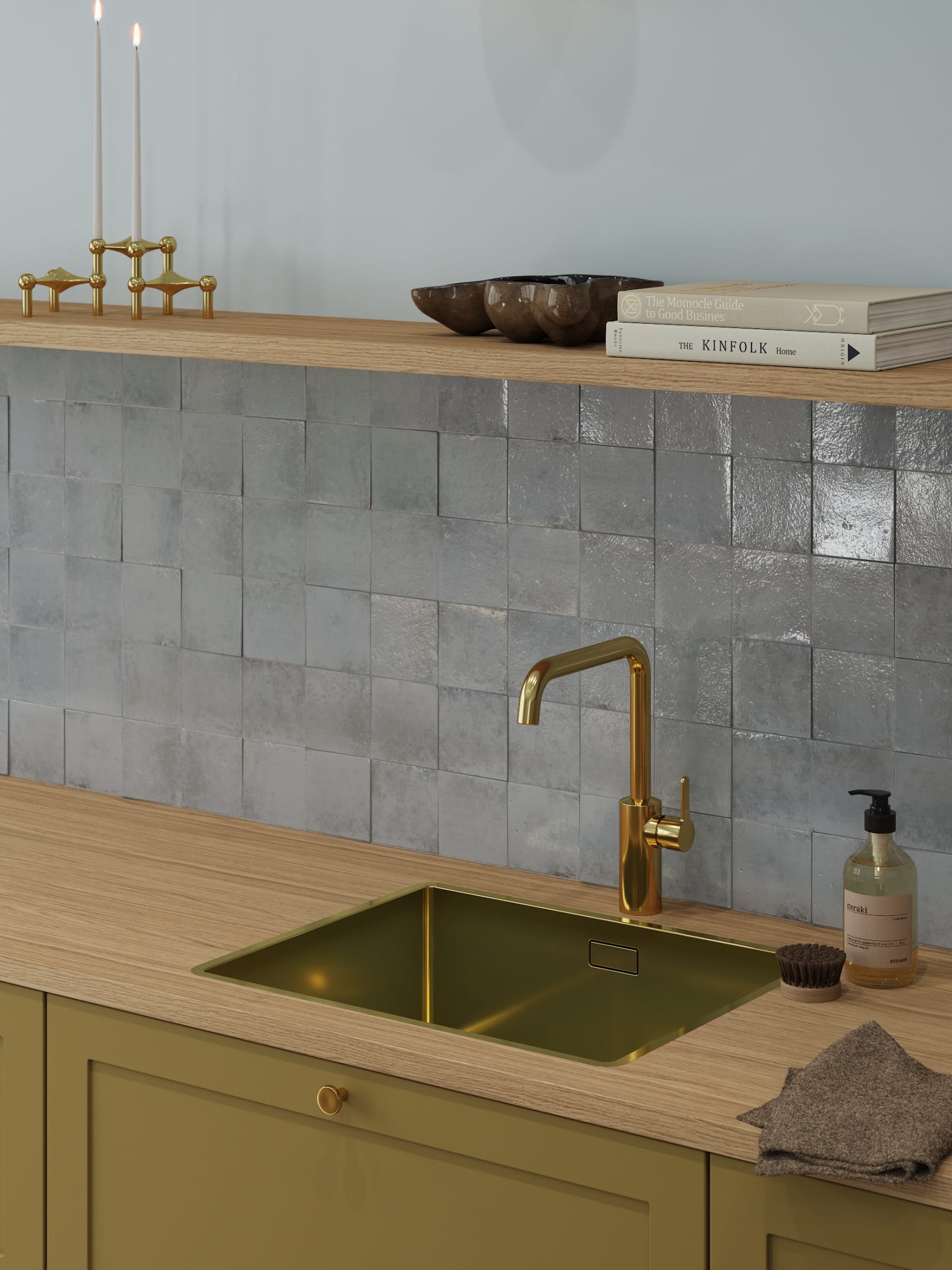 Kjøkken Scala fra Sigdal i farge Støvet Militærgrønn NCS S5030-Y med blekblå fliser, messing grep, messing vask og messing kran med lys tre benkeplate