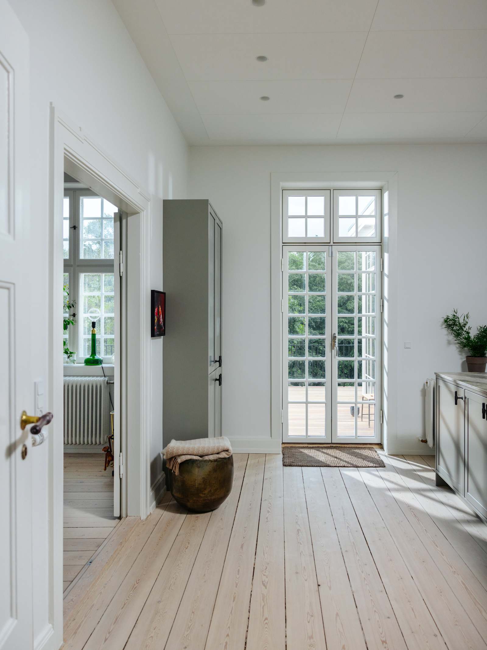 Mellom kjøkken og spisestue har Maria et Shaker vitrineskap for uno form for porselen.