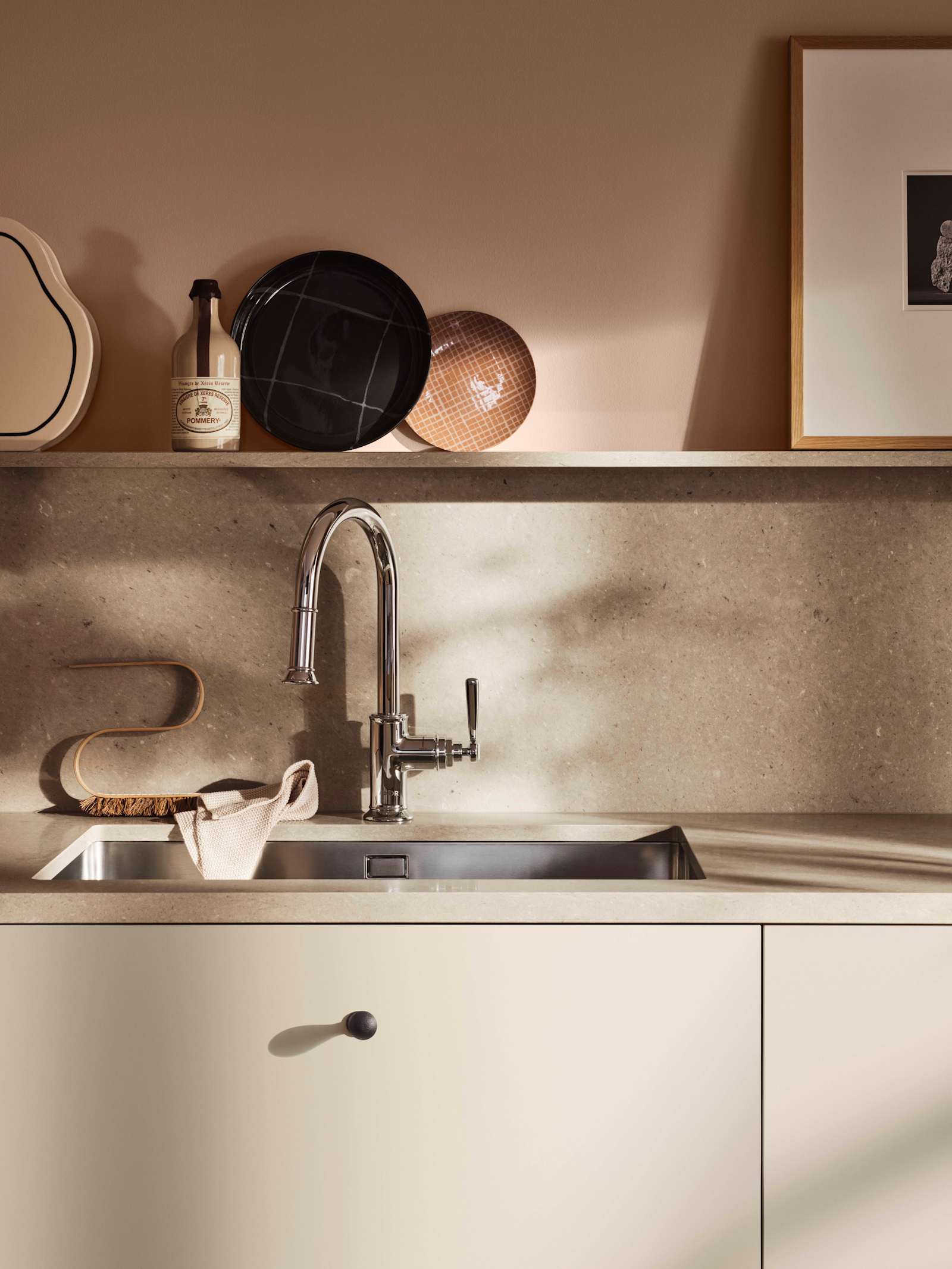 I vårt nye kjøkkenkonsept Signatur Form har vi latt oss inspirere av symmetri og geometriske former, med elementer fra Art Deco-stilen. I kjøkkenet finner vi modellen Line i vår helt nye beige-farge Lun, og Square Bølge vitrinedører med rillede glass. Innenfor konseptet har vi også en ny knott i støpejern, og en vakker benkeplate i kvartskompositt.