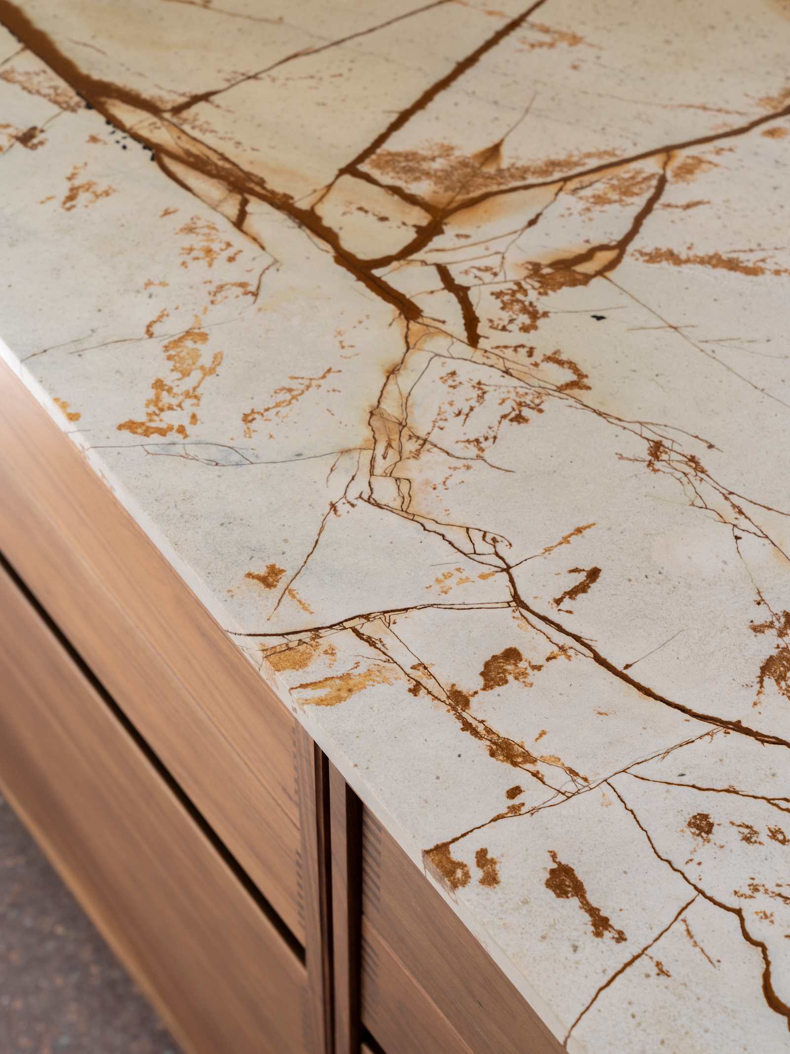 Roma Imperiale kvartsitbordplade med tydelige årer i monokrome jordfarver