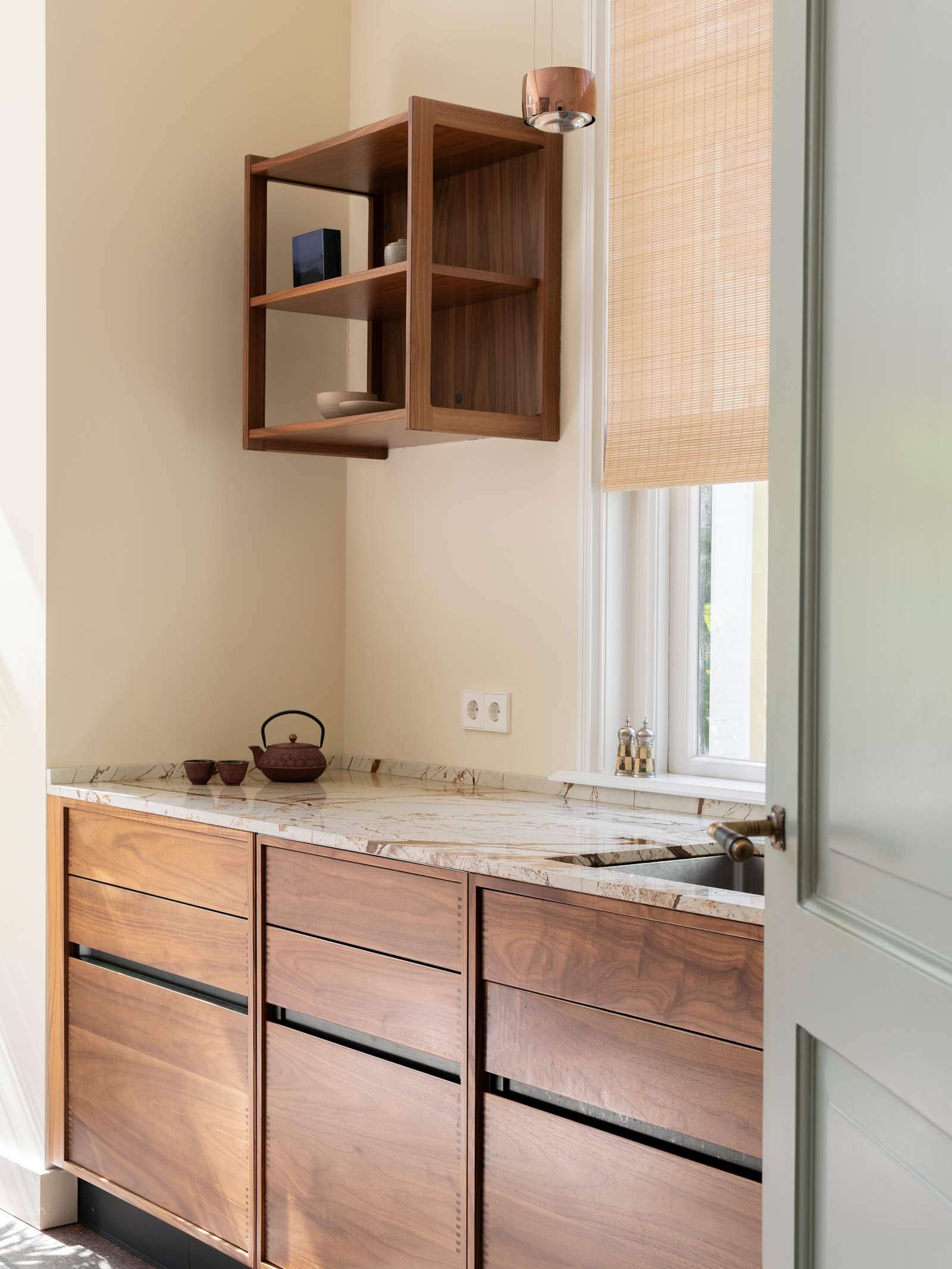 Køkkenskabe i valnød kombineret med en Shaker reol i massiv valnød