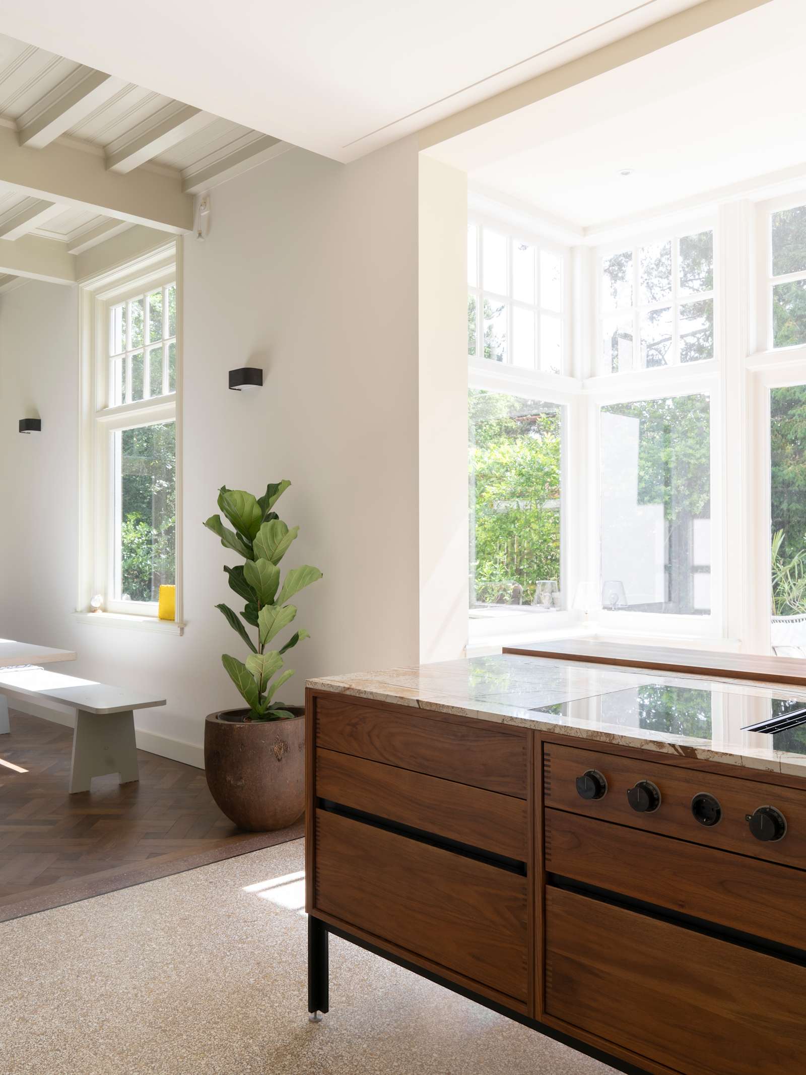 En lille tilbygning har givet plads til en stor køkkenø i amerikansk valnød