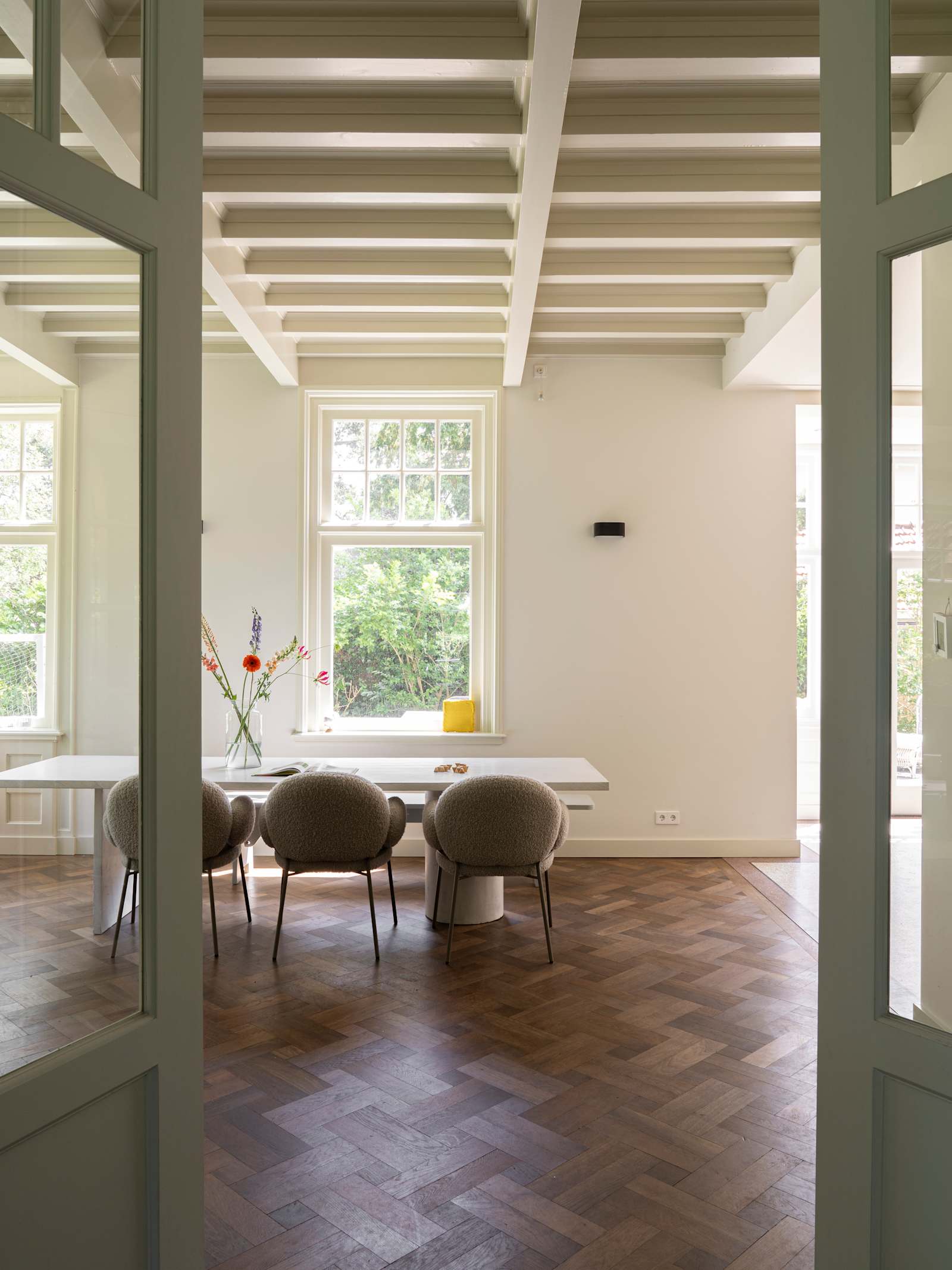 Spisestuen ligger i åben forbindelse med køkkenet i herskabsvillaen i Holland