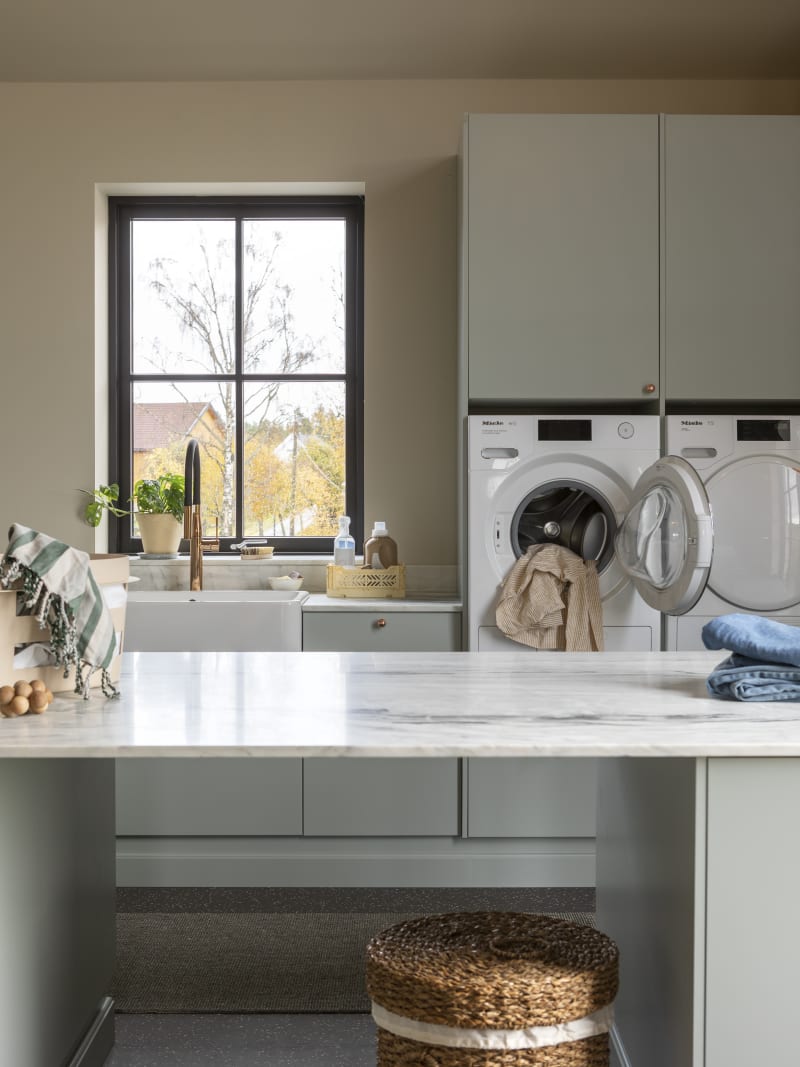 På 38 kvm har Kristin og Borgar Lindhjem laget et vaskerom utenom det vanlige med marmor og spreke fargevalg.