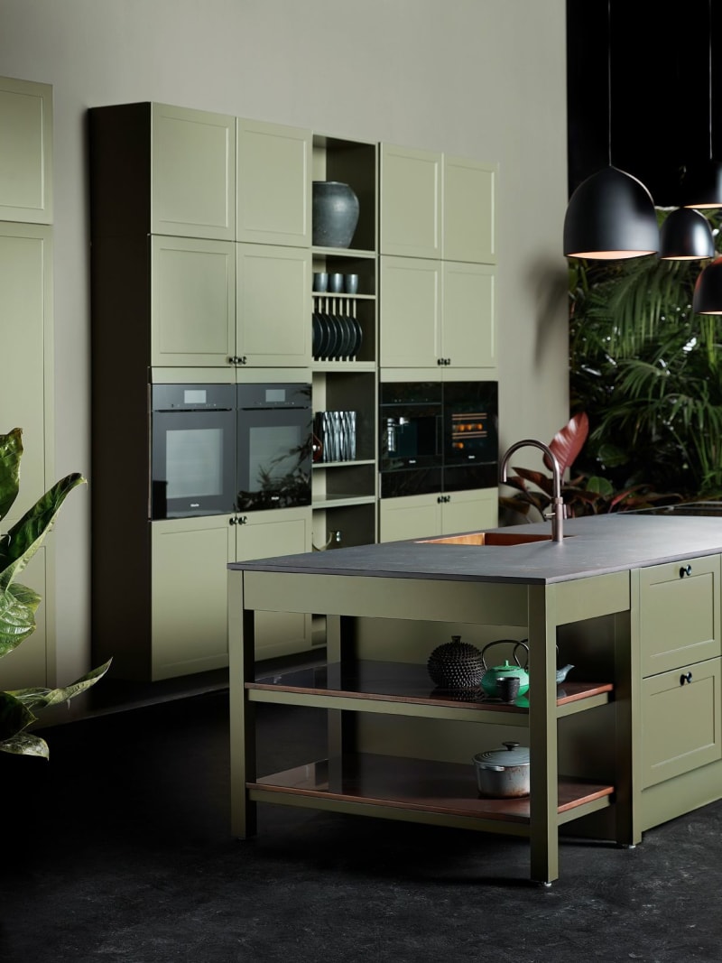 Nostalgisk grønn køkken Northern Shaker Olivenfra INVITA med håndtappede træskuffer og moderne linjer på fyldningslågerne, køkkenø med åbne hylder of endereoler
