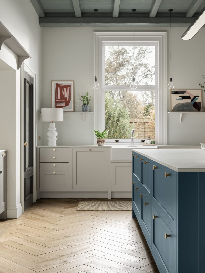 Traditional shaker kitchen Wardley with modern shades and decorations. A blue kitchen island.