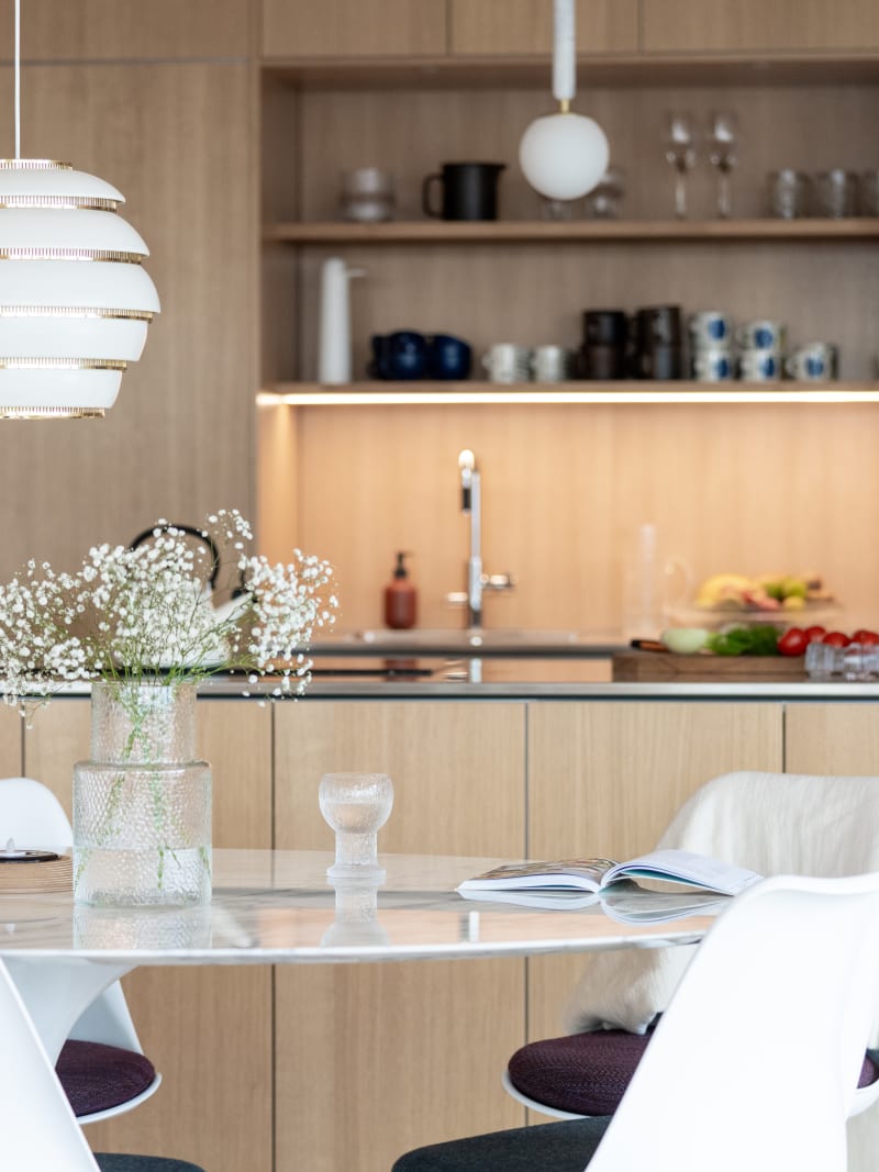 Aitoa luonnontammea Novartilta, yhdistelmä yhteensopivia puisia ja painonappikahvoja, keittiösaareke hanalla, tiskiallas ja ruostumattomasta teräksestä valmistettu työtaso.