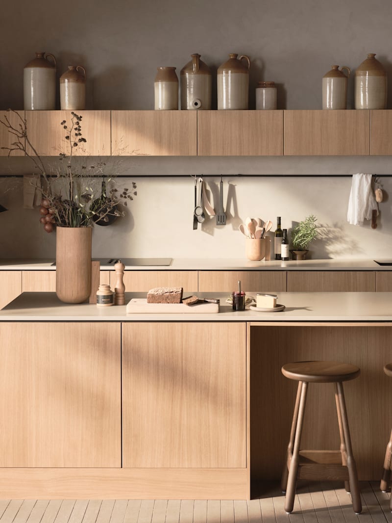 Within Wood kombinerer moderne design med gjennomtenkte funksjoner. Med vertikal trestruktur, naturlige materialer og gjennomtenkte detaljer skapes et rom som oppleves både rolig og innbydende.
