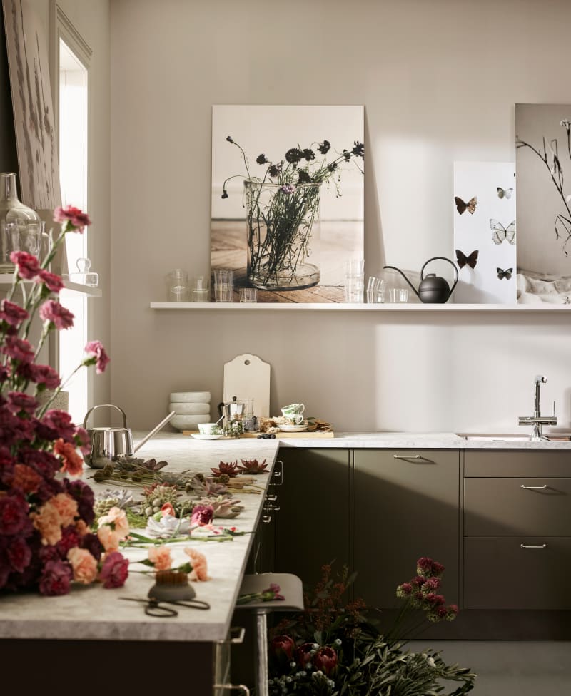 Sigdals Inframekonsept, med dører og skuffer som ligger innrammet, gir innredningen et flott, plassbygd preg. Line kan fås med innramming i foliert MDF i samme farge.