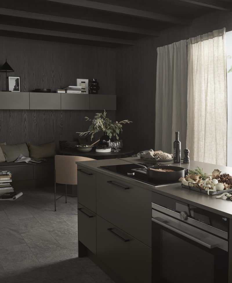 Lucka Arkitekt plus Bark målad i brun kulör. Köksö med bänkskiva Iron Bark i kvartskomposit. Matsalshörnet av väggskåp och sittbänk skapad av bänkskåp skapar inbjudande plats i köket.