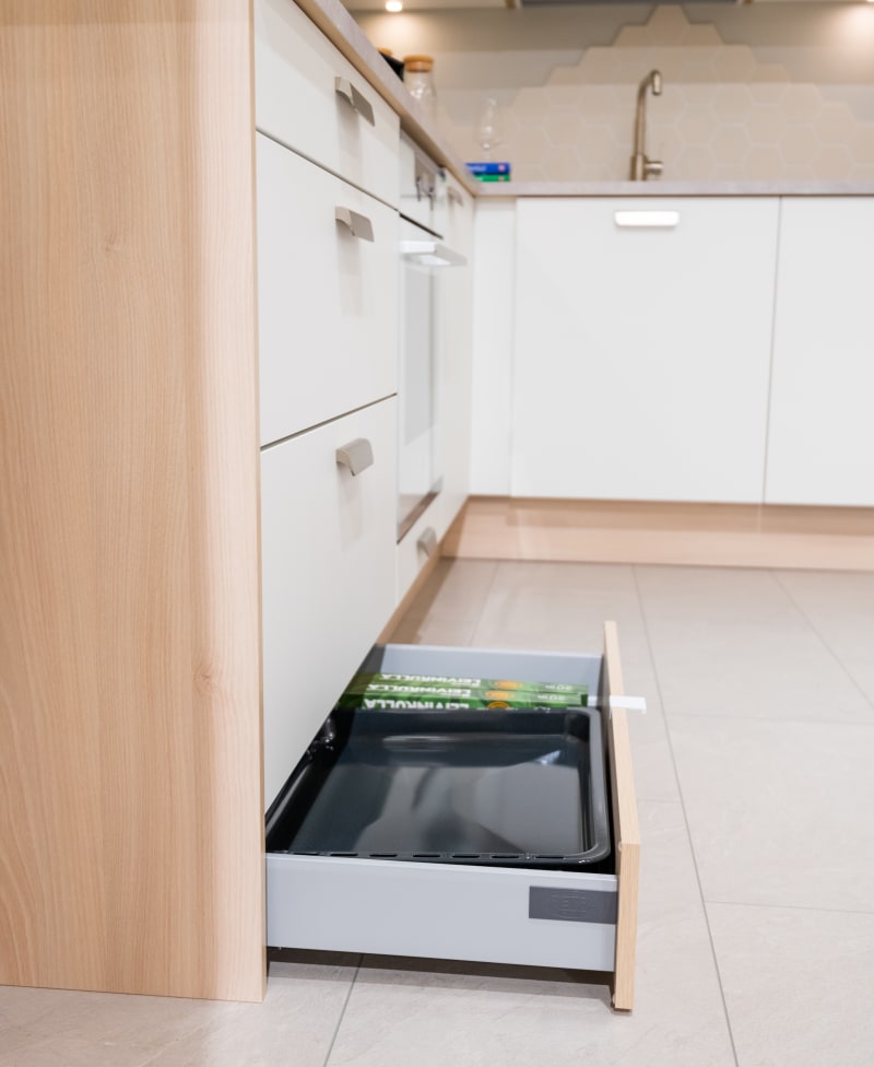 Sokkelilaatikko hyödyntää kätevästi keittiön sokkelitilan. Laatikko menee hiljaisesti kiinni, ja sinne voit laittaa esimerkiksi tarvittaessa esille otettavat taittuvat aputikkaat. Sokkelilaatikossa voit säilyttää myös paistinpannut, leivinpaperit tai vaikkapa koiranruuat.
