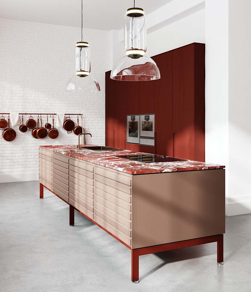 Rosa køkkenø i farven Dusty Rose, Rosso Levanto marmor og højskabe i Burgundy Red