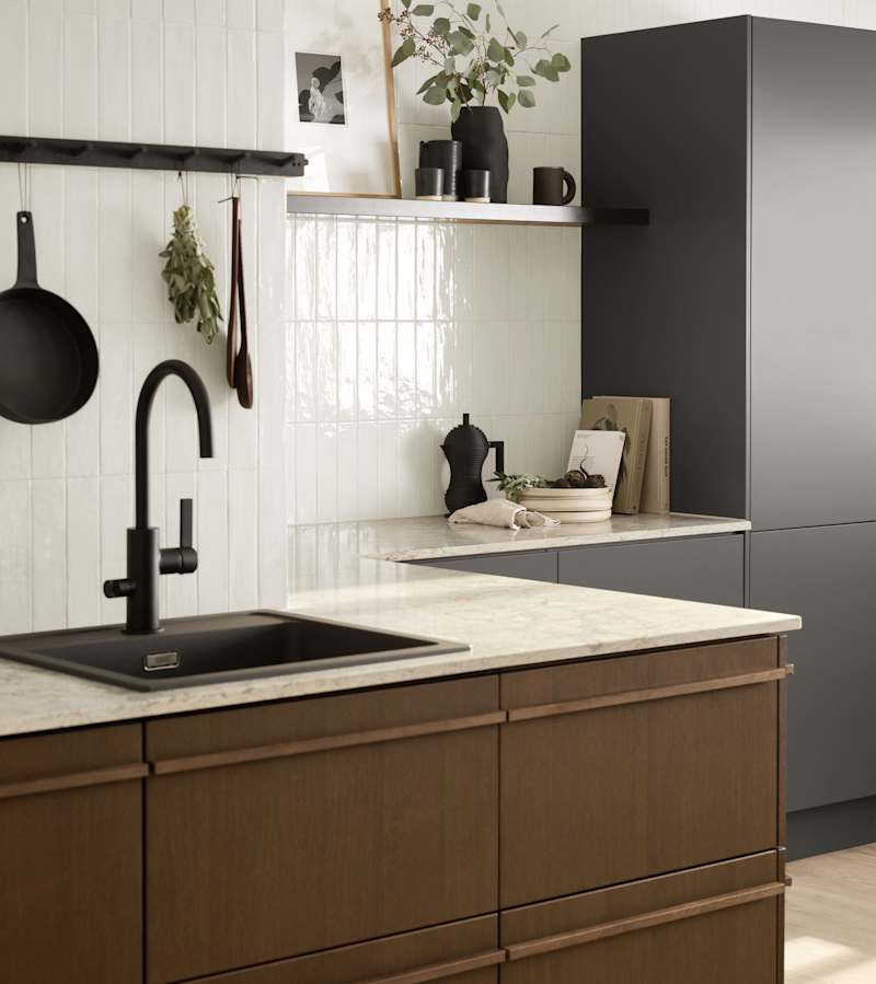Marbodal kök Ekbacken slät brunbets  - Arkitekt plus kökslucka i kulören Åska. Trä möter färg.