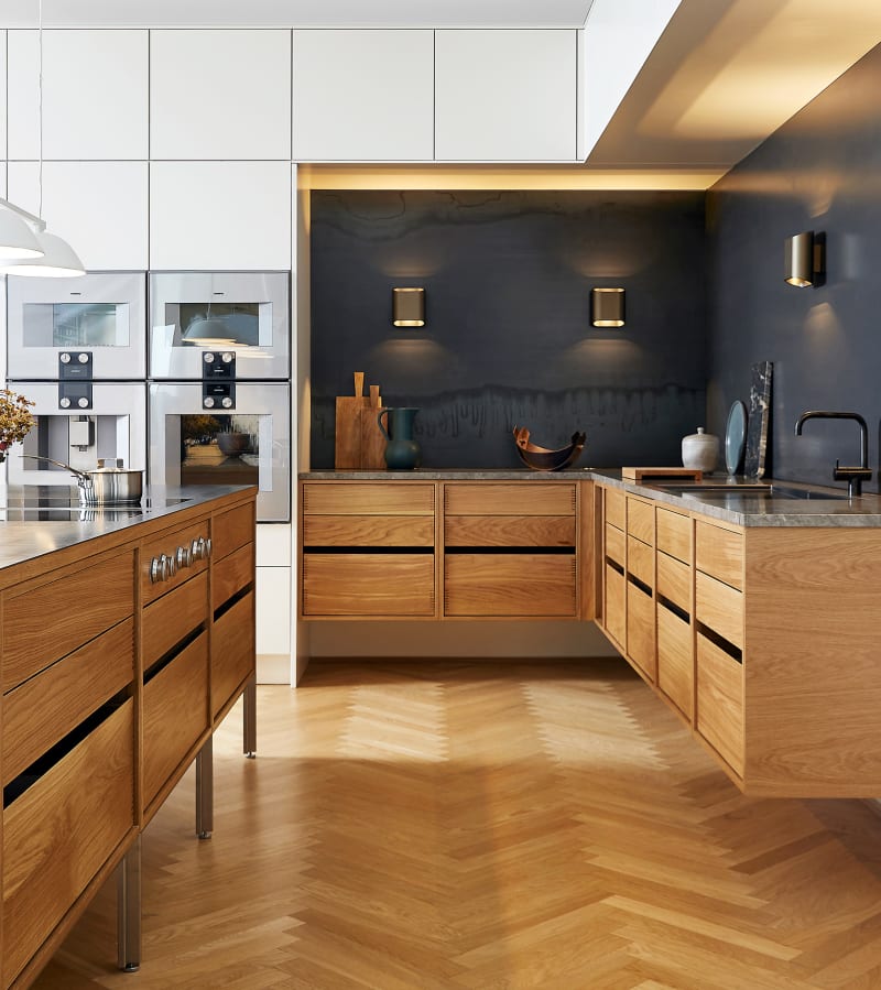 The Copenhagen kitchen with a leg frame in brushed stainless steel combined with wall-mounted cabinets