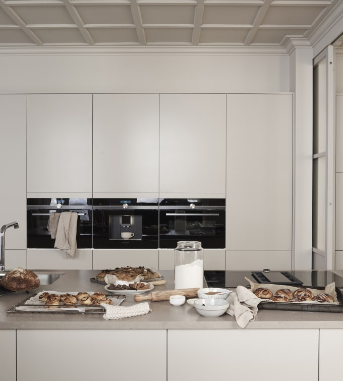 Marbodal Arkitekt plus Sand - kök i beige kulör med köksö. handtagslöst med Tip-on, bänkskiva i kvartskomposit Beach Clay.