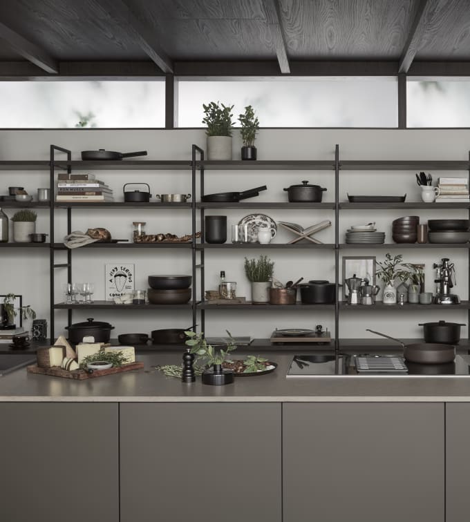 Line er en stilren kjøkkenmodell med et stort designregister. De slette MDF-frontene kan males i alle Sigdals standardfarger, eller valgfri NCS-farge mot et pristillegg.